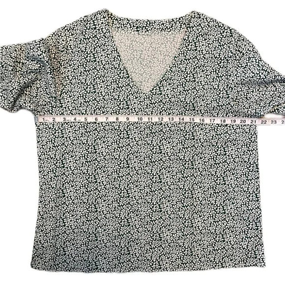 Green and White Floral Puff Sleeve Blouse Large - Picture 7 of 8